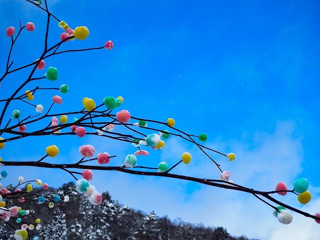どんど焼きで焼く「まゆ玉」